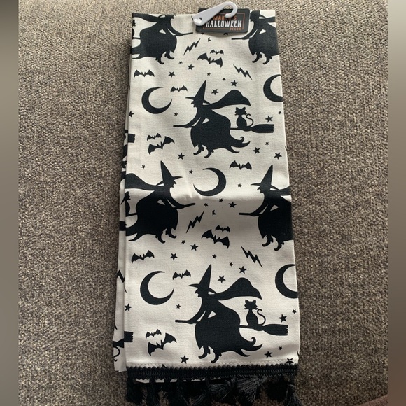 ⭐️🧙🏼‍♀️🌙Halloween Witch Print Decorative Hand Towel NWT - Picture 1 of 4